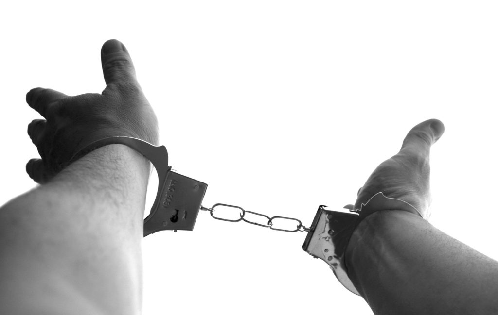 handcuffs　Klaus-Hausmann-pixabay